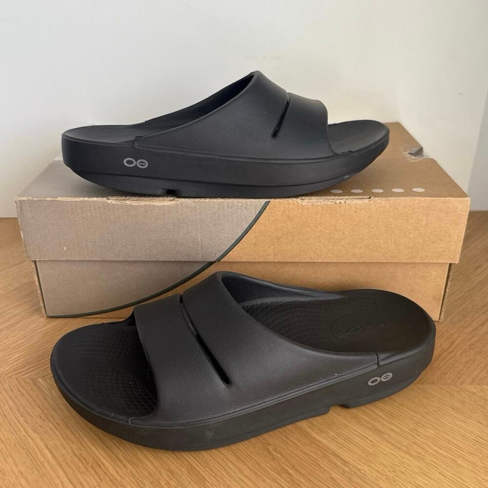 OOFOS OOahh ‘Black’ Unisex Recovery Slide Sandals - Men 6- Women 8